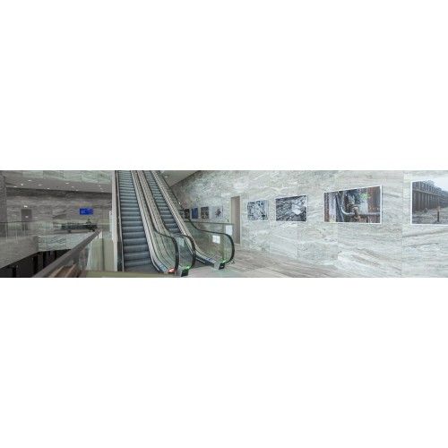 Sistema di cornice discreto con fili.